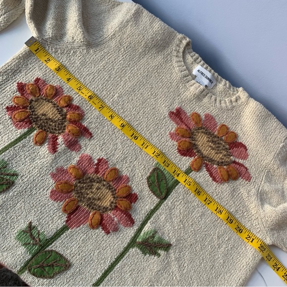 90’s Vintage Flower Embroidered Knit Sweater - Picture 12 of 14